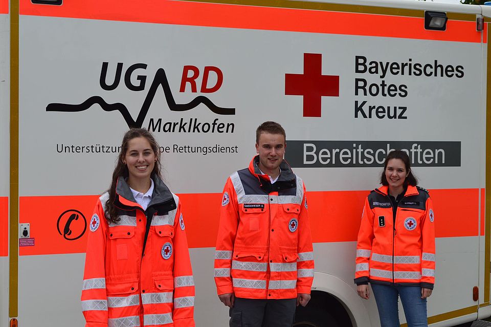 Nofallsanitäterin Julia Meindl, Rettungssanitäter Daniel Gmeinwieser und Stellvertretende Bereitschaftsleiterin Lisa Wimmer.                   Foto: Monika Ebnet