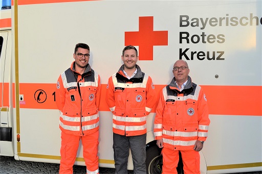 Bereitschaftsleiter Andreas Langer (rechts) und Stellvertreter Tobias Eschlwech (links) gratulieren dem frischgebackenen Notfallsanitäter Alexander Fante (Mitte) zur bestandenen Prüfung.